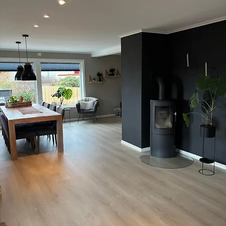 Romslig Familiehus Pa Sorlandskysten *