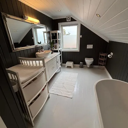 Romslig Familiehus Pa Sorlandskysten