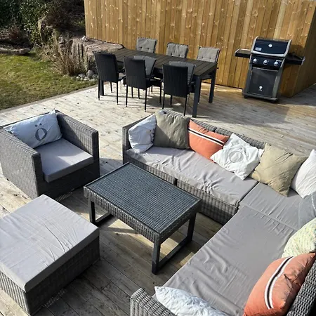 Romslig Familiehus Pa Sorlandskysten *